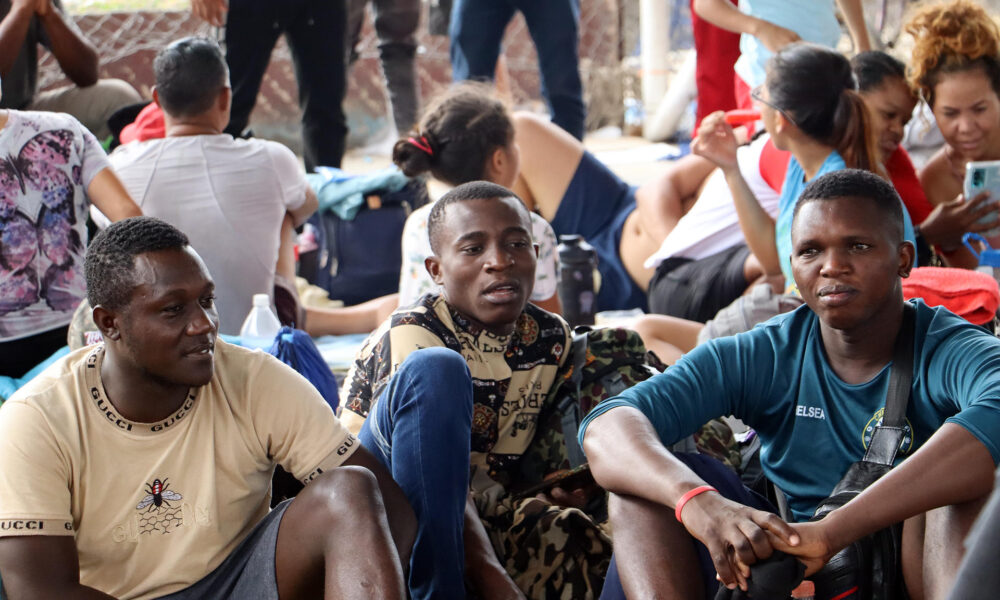 Migrantes permanecen en un campamento improvisado este miércoles, en el municipio de Tapachula en Chiapas (México). EFE/ Juan Manuel Blanco