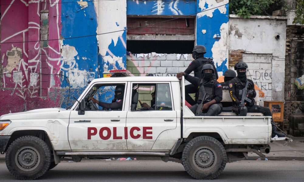 Imagen de archivo de policías que patrullan por una calle luego de un ataque a un hospital publico en Puerto Príncipe (Haití). EFE/ Johnson Sabin