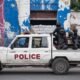 Imagen de archivo de policías que patrullan por una calle luego de un ataque a un hospital publico en Puerto Príncipe (Haití). EFE/ Johnson Sabin