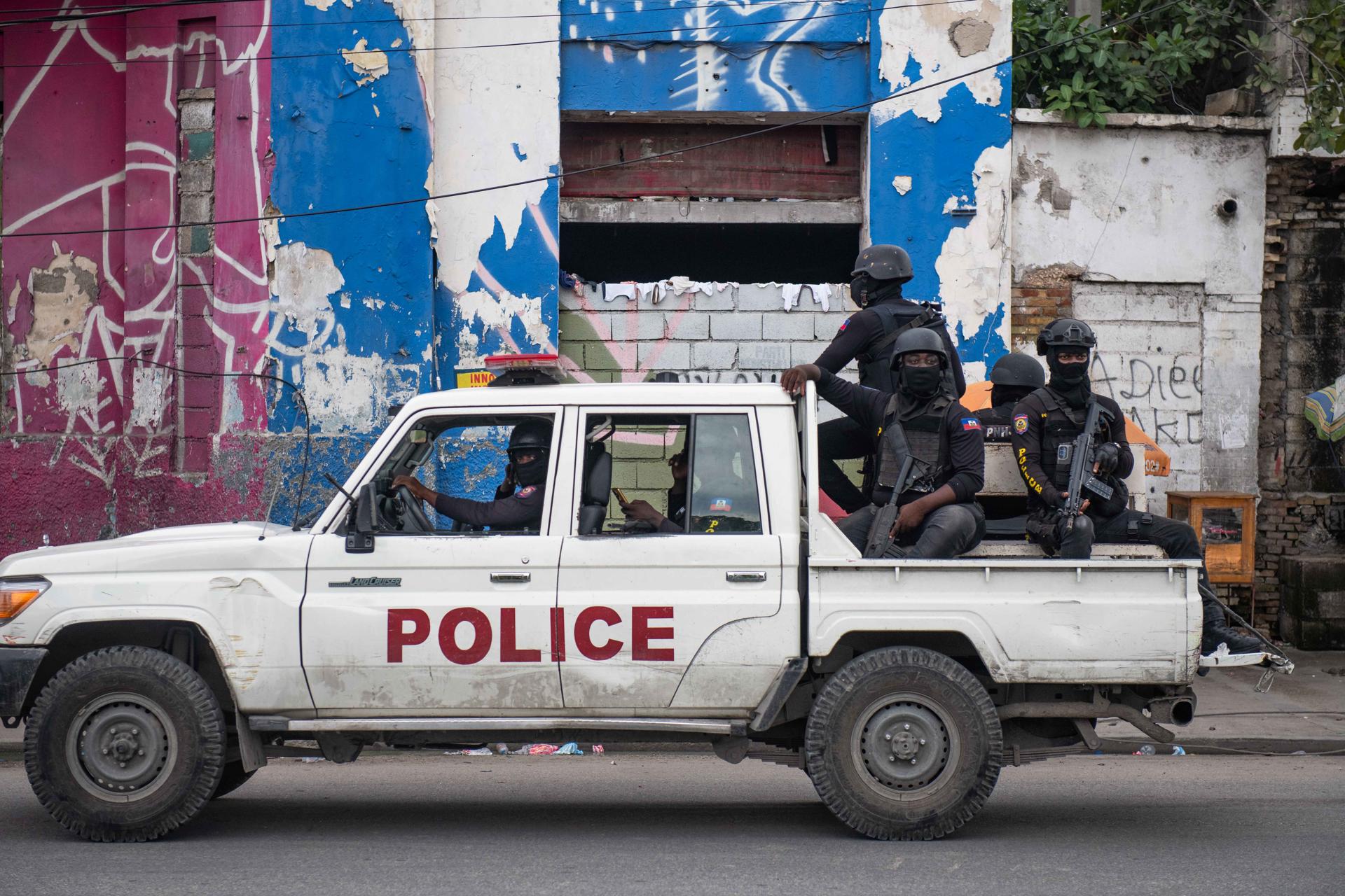 Imagen de archivo de policías que patrullan por una calle luego de un ataque a un hospital publico en Puerto Príncipe (Haití). EFE/ Johnson Sabin