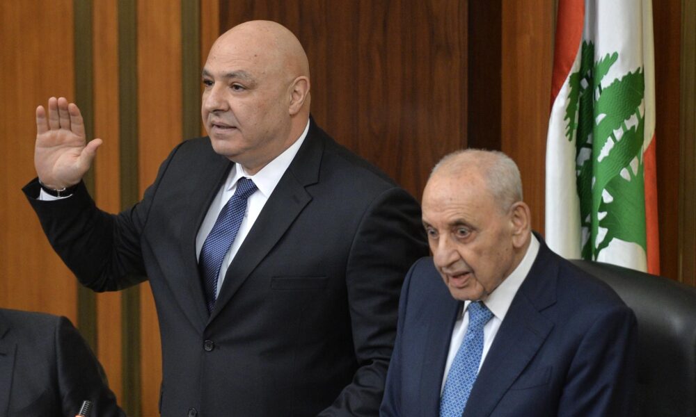 El presidente electo de Líbano, Joseph Aoun, jura su cargo mientras el presidente del Parlamento, Nabih Berri (D), observa durante una ceremonia de juramentación en el parlamento en Beirut, Líbano, 09 de enero de 2025. El General Joseph Aoun fue elegido Presidente del Líbano el 09 de enero de 2025, tras más de dos años de estancamiento político que dejó al país sin presidente desde 2022. (Líbano) EFE/EPA/WAEL HAMZEH