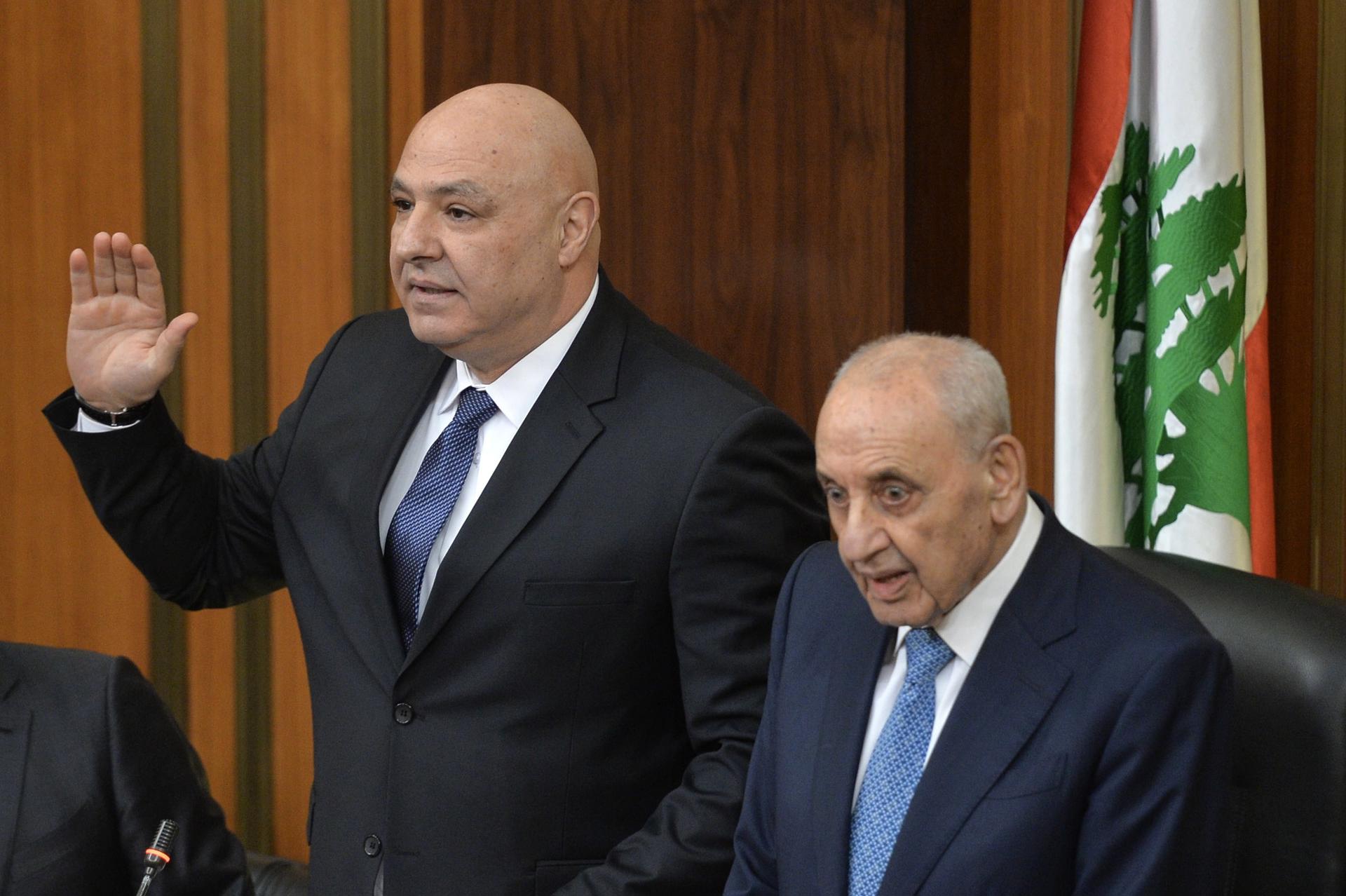 El presidente electo de Líbano, Joseph Aoun, jura su cargo mientras el presidente del Parlamento, Nabih Berri (D), observa durante una ceremonia de juramentación en el parlamento en Beirut, Líbano, 09 de enero de 2025. El General Joseph Aoun fue elegido Presidente del Líbano el 09 de enero de 2025, tras más de dos años de estancamiento político que dejó al país sin presidente desde 2022. (Líbano) EFE/EPA/WAEL HAMZEH