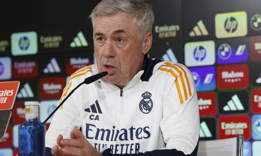 El entrenador del Real Madrid Carlo Ancelotti durante la rueda de prensa posterior al entrenamiento que el conjunto ha llevado a cabo este jueves en la Ciudad Deportiva de Valdebebas, en Madrid, previo a su partido de Liga de mañana, ante el Valencia. EFE/ J.P.Gandul