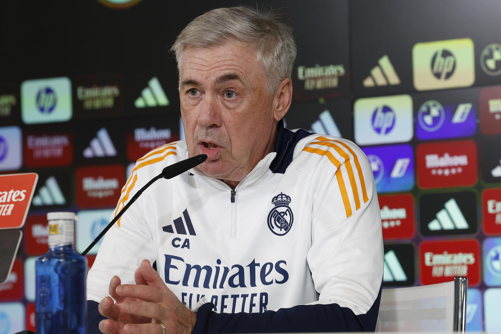 El entrenador del Real Madrid Carlo Ancelotti durante la rueda de prensa posterior al entrenamiento que el conjunto ha llevado a cabo este jueves en la Ciudad Deportiva de Valdebebas, en Madrid, previo a su partido de Liga de mañana, ante el Valencia. EFE/ J.P.Gandul