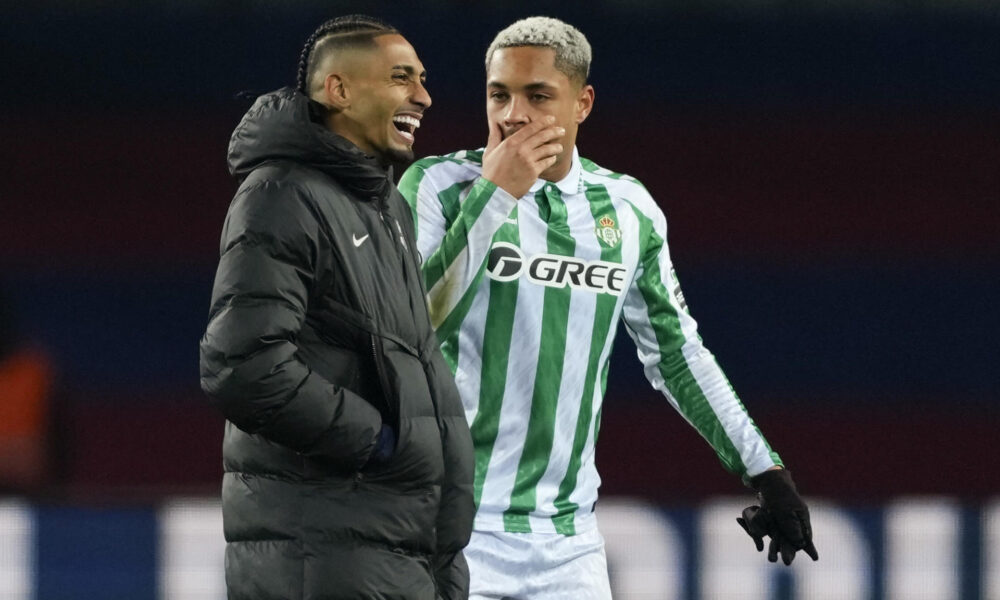 Los jugadores brasileños del Betis, Vitor Roque (d) y del FC Barcelona, Raphinha, a la finalización del partido de los octavos de final de la Copa del Rey que FC Barcelona y Real Betis han disputado en el Estadio Olímpico Lluis Companys. EFE/Alejandro García