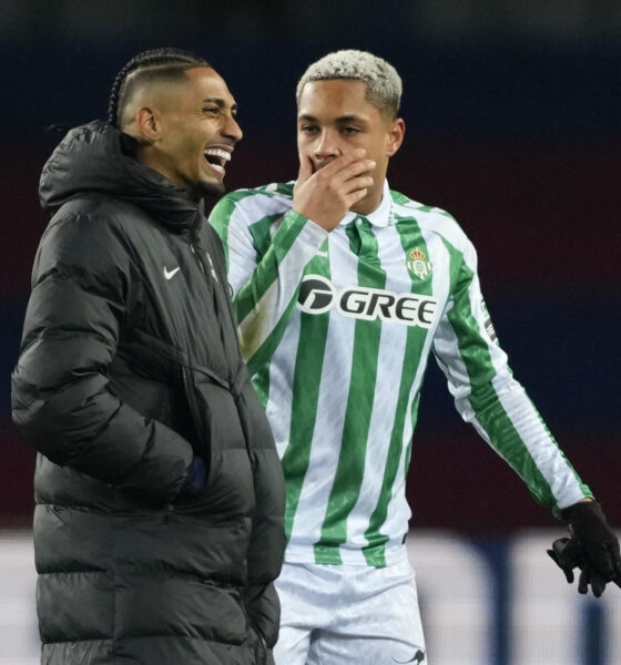 Los jugadores brasileños del Betis, Vitor Roque (d) y del FC Barcelona, Raphinha, a la finalización del partido de los octavos de final de la Copa del Rey que FC Barcelona y Real Betis han disputado en el Estadio Olímpico Lluis Companys. EFE/Alejandro García