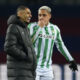 Los jugadores brasileños del Betis, Vitor Roque (d) y del FC Barcelona, Raphinha, a la finalización del partido de los octavos de final de la Copa del Rey que FC Barcelona y Real Betis han disputado en el Estadio Olímpico Lluis Companys. EFE/Alejandro García