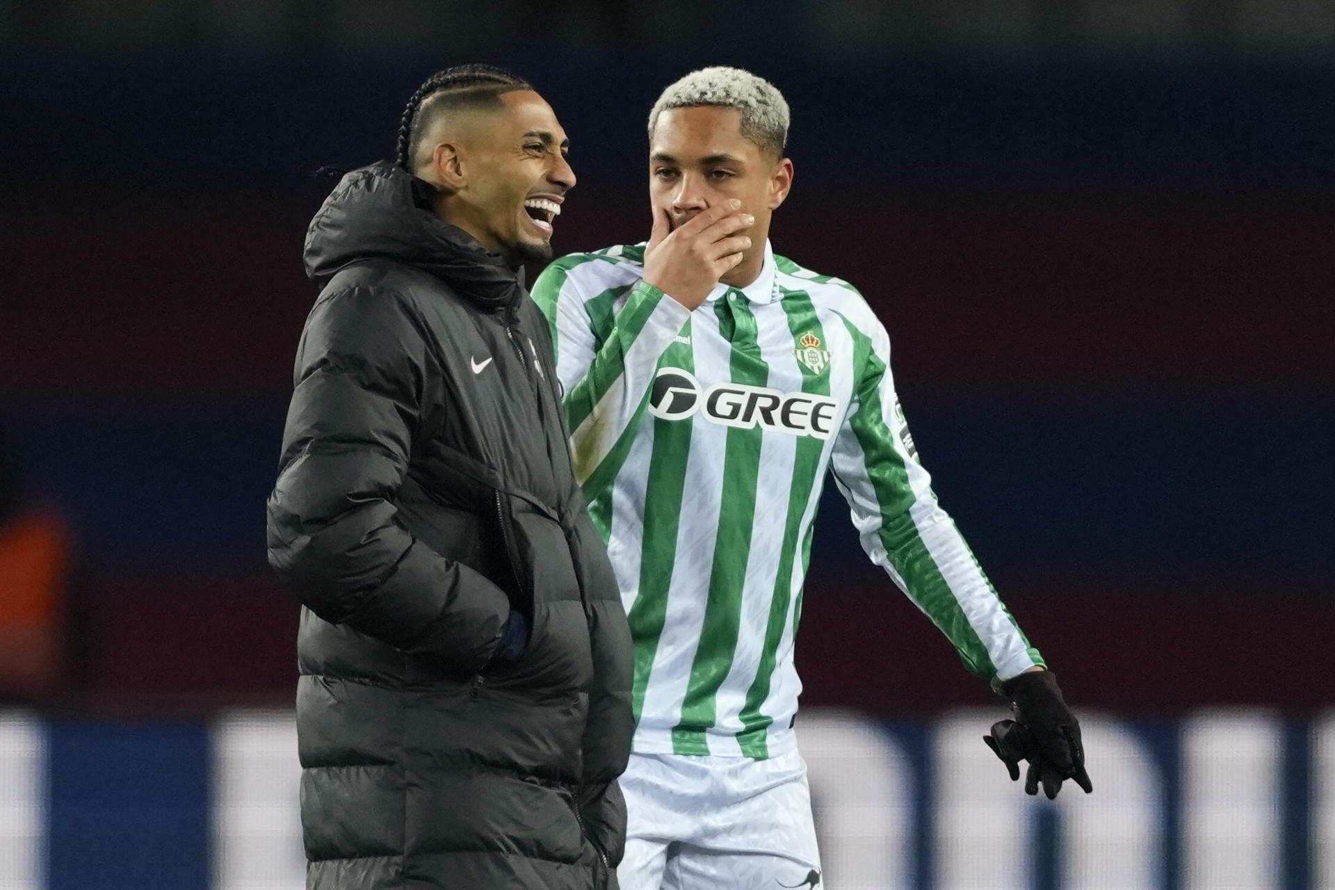 Los jugadores brasileños del Betis, Vitor Roque (d) y del FC Barcelona, Raphinha, a la finalización del partido de los octavos de final de la Copa del Rey que FC Barcelona y Real Betis han disputado en el Estadio Olímpico Lluis Companys. EFE/Alejandro García