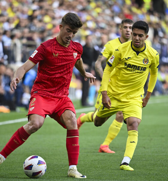 El defensa del Sevilla Kike Salas (i) pelea un balón con el centrocampista del Villarreal Ilias Chakkour (d) durante el partido de la trigésima quinta jornada de la pasada Liga. EFE/ Andreu Esteban