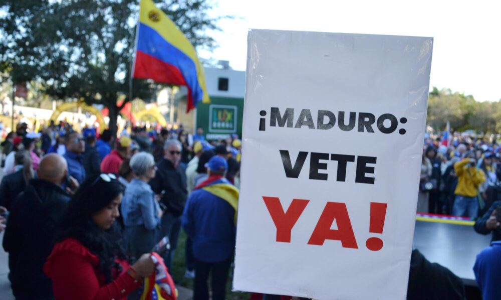 Fotografía de un cartel durante una manifestación de ciudadanos venezolanos el 9 de enero de 2025, en Doral (Estados Unidos). EFE/ Antoni Belchi