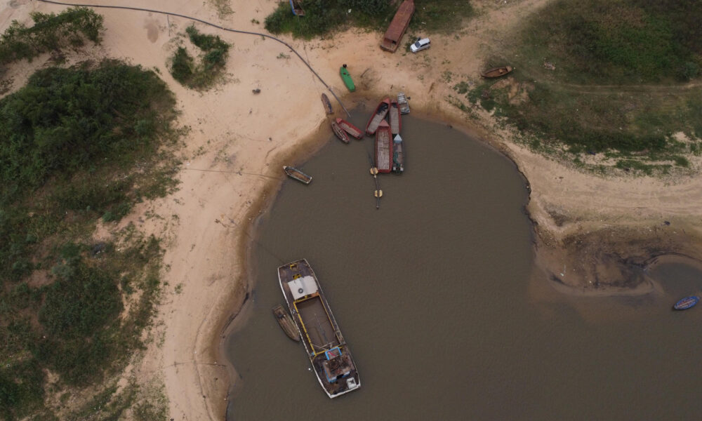 Fotografía del 12 de septiembre de 2024 de embarcaciones a orillas del Río Paraguay, en la ciudad de Asunción (Paraguay). EFE/ Juan Pablo Pino