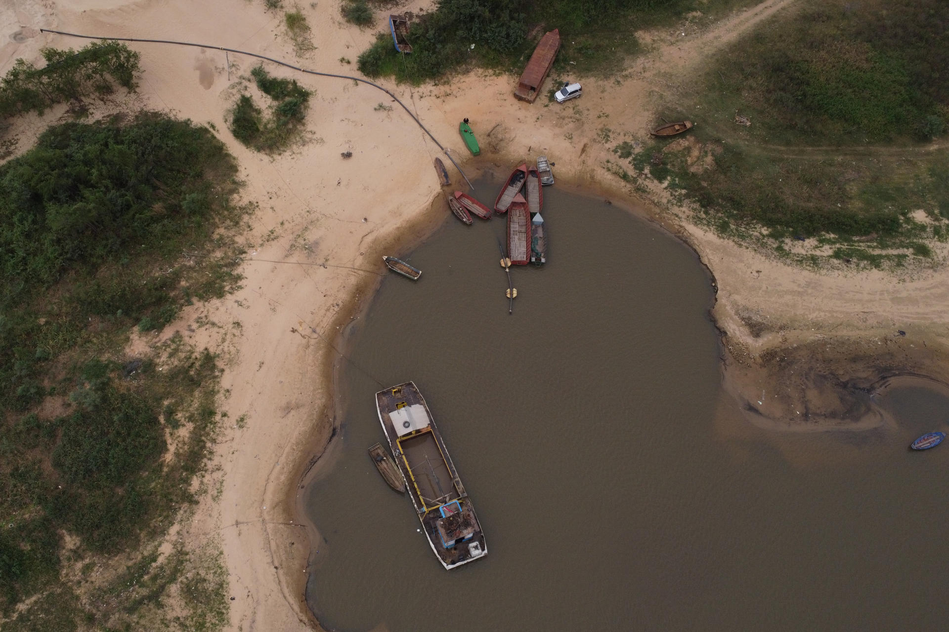 Fotografía del 12 de septiembre de 2024 de embarcaciones a orillas del Río Paraguay, en la ciudad de Asunción (Paraguay). EFE/ Juan Pablo Pino