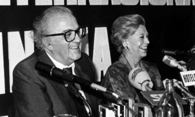 El director de cine italiano Federico Fellini, acompañado por su esposa, la actriz Giulietta Masina, durante una rueda de prensa por la Semana Internacional de Cine de Barcelona de 1985. EFE/Sebas/Archivo.