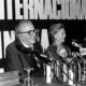 El director de cine italiano Federico Fellini, acompañado por su esposa, la actriz Giulietta Masina, durante una rueda de prensa por la Semana Internacional de Cine de Barcelona de 1985. EFE/Sebas/Archivo.