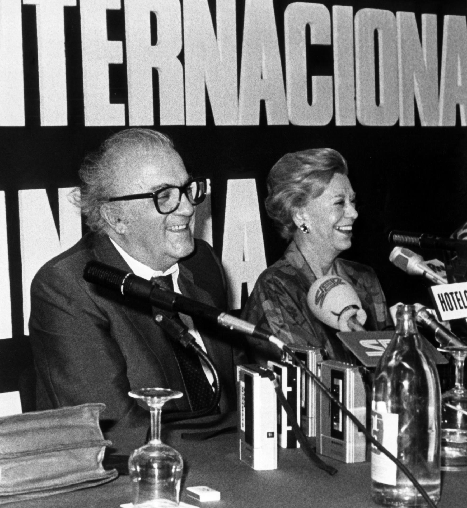 El director de cine italiano Federico Fellini, acompañado por su esposa, la actriz Giulietta Masina, durante una rueda de prensa por la Semana Internacional de Cine de Barcelona de 1985. EFE/Sebas/Archivo.