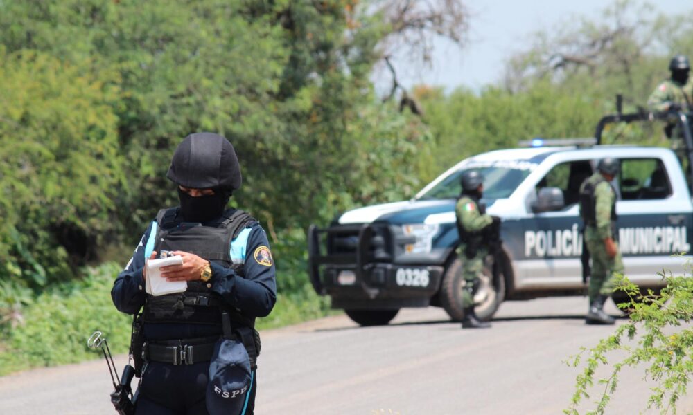 Imagen de archivo de policías que prestan guardia en la zona donde un vehículo policial fue atacado por grupos armados, en Guanajuato (México). EFE/ STR