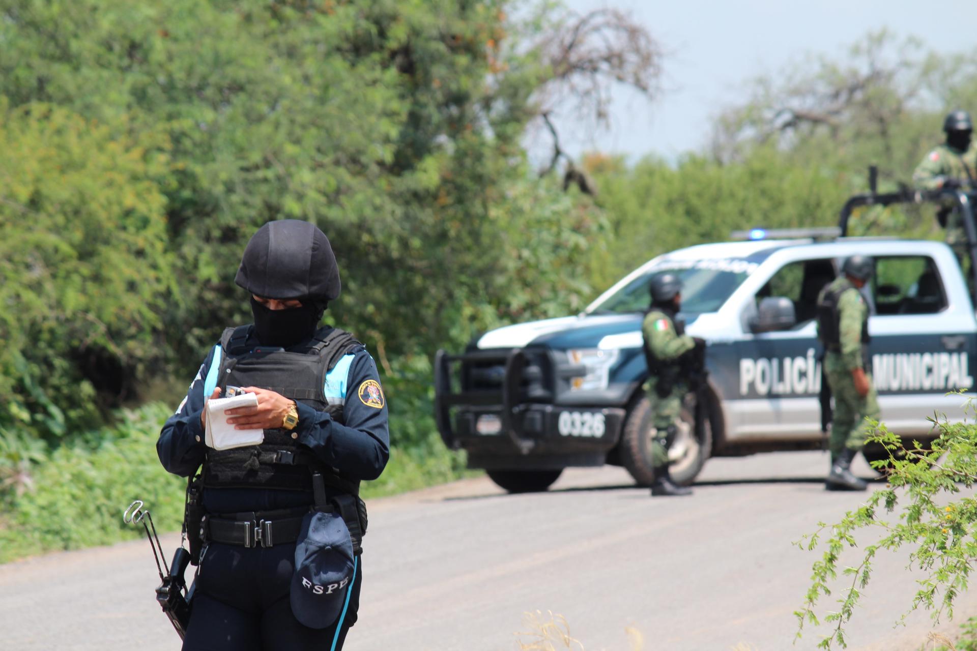 Imagen de archivo de policías que prestan guardia en la zona donde un vehículo policial fue atacado por grupos armados, en Guanajuato (México). EFE/ STR