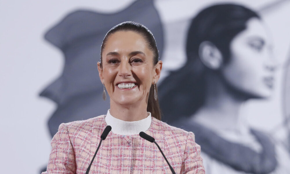 La presidenta de México, Claudia Sheinbaum, reacciona durante su rueda de prensa diaria este jueves, en el Palacio Nacional en la Ciudad de México (México). EFE/ Mario Guzmán