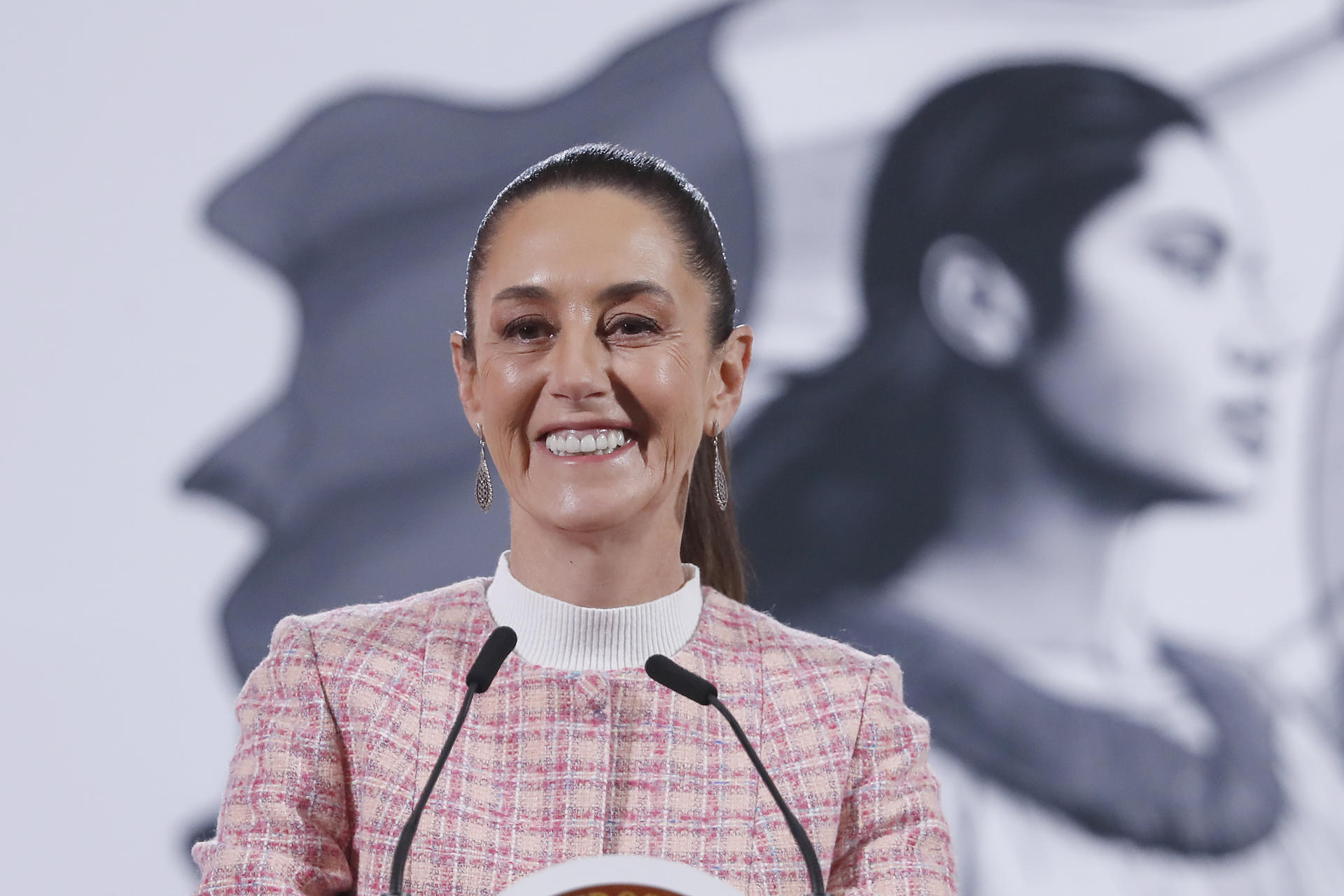 La presidenta de México, Claudia Sheinbaum, reacciona durante su rueda de prensa diaria este jueves, en el Palacio Nacional en la Ciudad de México (México). EFE/ Mario Guzmán