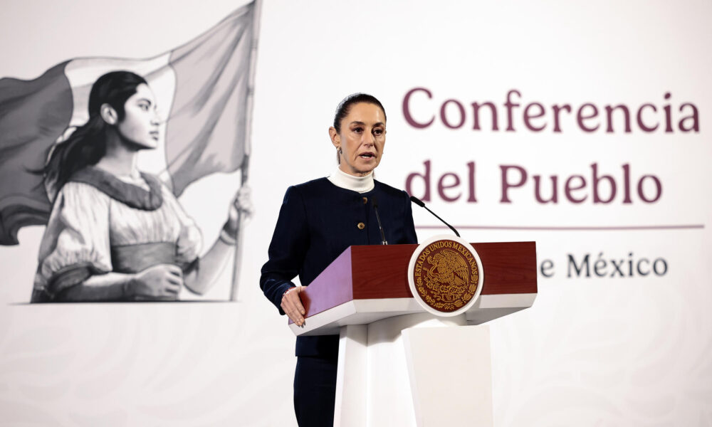 La presidenta de México, Claudia Sheinbaum, habla durante su rueda de prensa diaria este lunes, en el Palacio Nacional en la Ciudad de México (México). EFE/ José Méndez