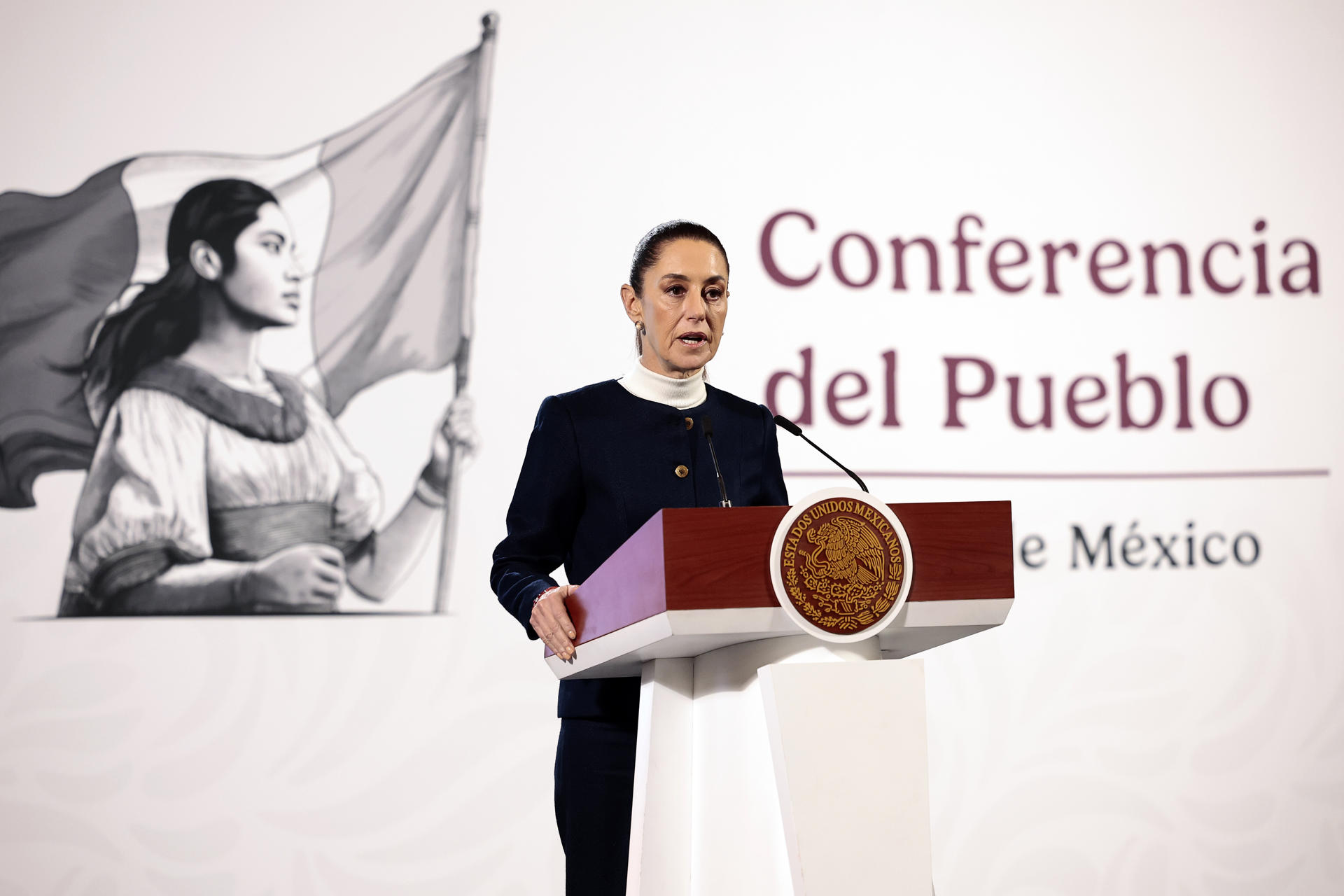 La presidenta de México, Claudia Sheinbaum, habla durante su rueda de prensa diaria este lunes, en el Palacio Nacional en la Ciudad de México (México). EFE/ José Méndez