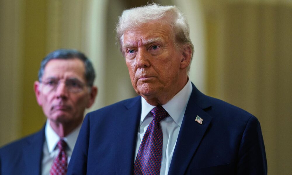 Fotografía de archivo del presidente electo de Estados Unidos, Donald Trump, después de una reunión en el Capitolio de Estados Unidos en Washington, DC, EE. UU., el 8 de enero de 2025.EFE/EPA/Will Oliver