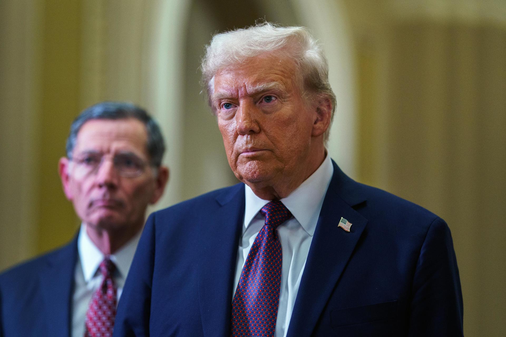 Fotografía de archivo del presidente electo de Estados Unidos, Donald Trump, después de una reunión en el Capitolio de Estados Unidos en Washington, DC, EE. UU., el 8 de enero de 2025.EFE/EPA/Will Oliver