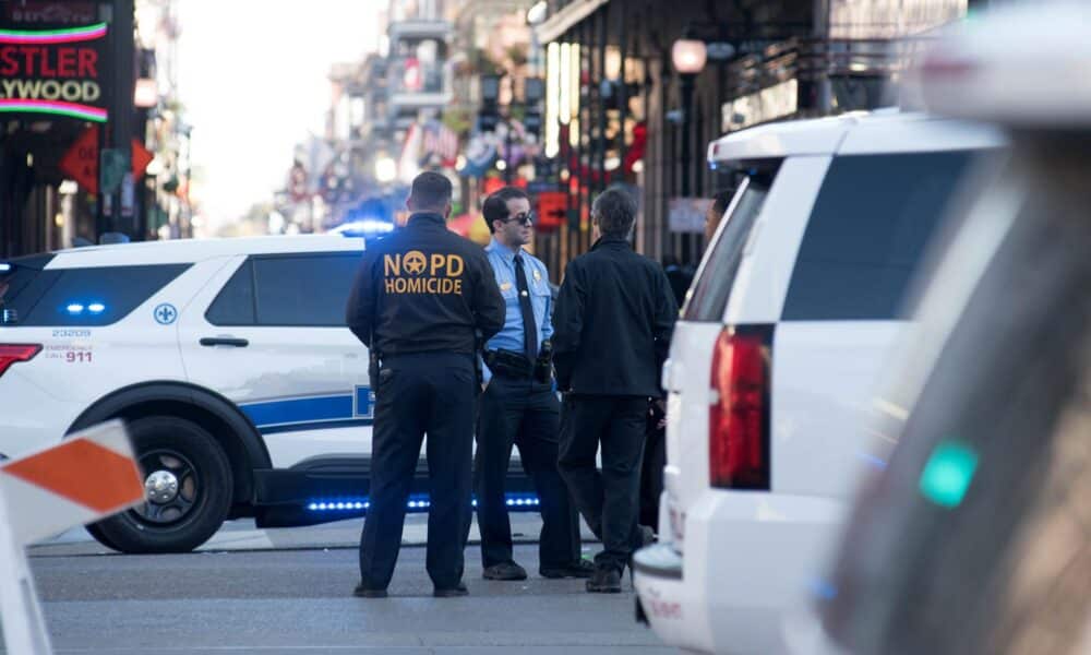 Dispositivo policial en el Barrio Francés de Nueva Orleans después de que un vehículo arrollara a una multitud, un atropello masivo que dejó al menos 10 muertos y 35 heridos.EFE/EPA/Shawn Fink