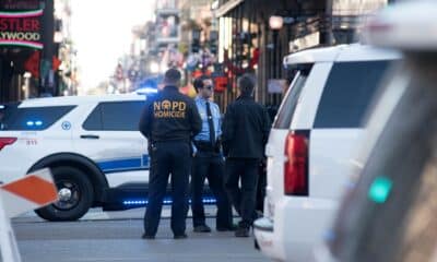 Dispositivo policial en el Barrio Francés de Nueva Orleans después de que un vehículo arrollara a una multitud, un atropello masivo que dejó al menos 10 muertos y 35 heridos.EFE/EPA/Shawn Fink