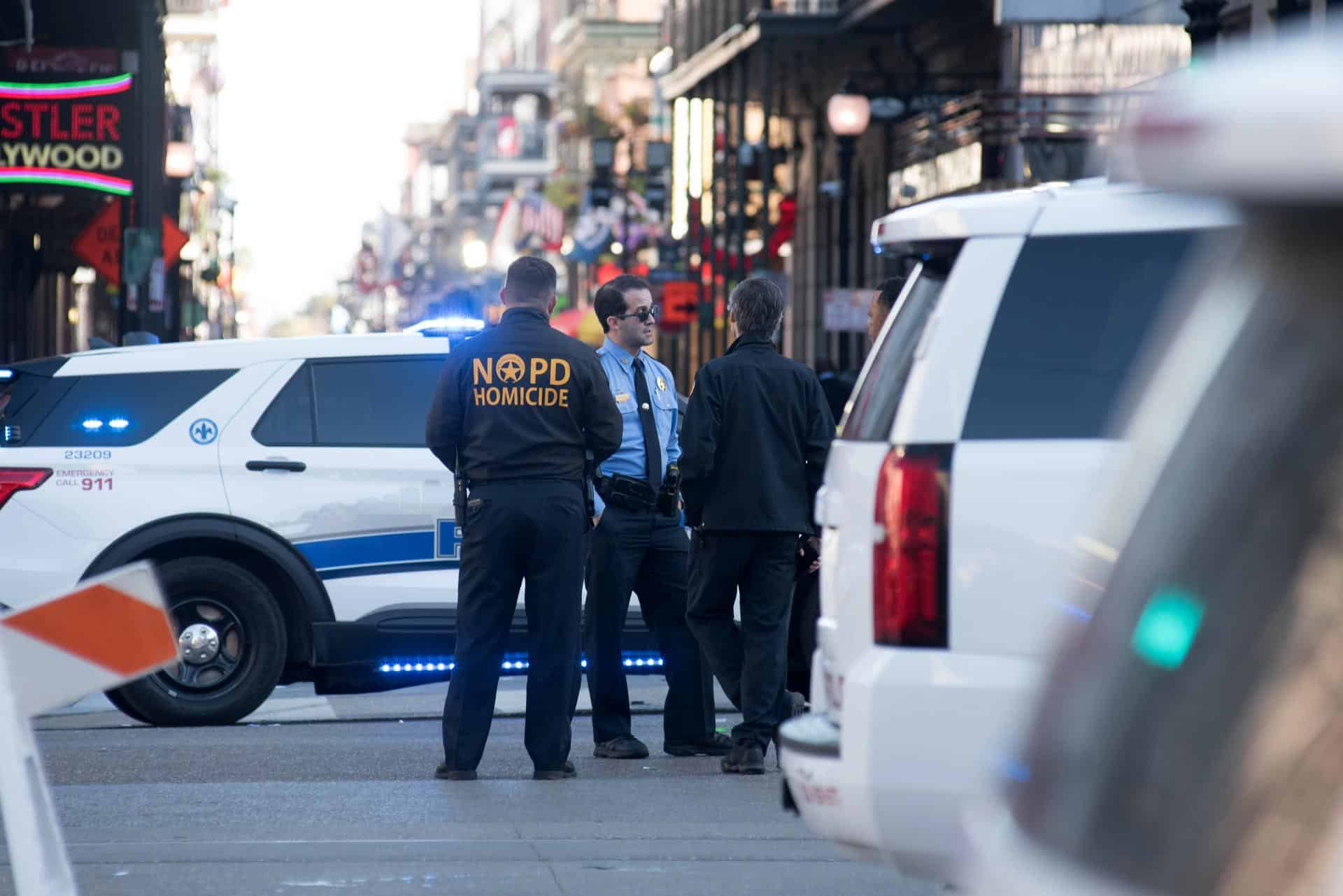 Dispositivo policial en el Barrio Francés de Nueva Orleans después de que un vehículo arrollara a una multitud, un atropello masivo que dejó al menos 10 muertos y 35 heridos.EFE/EPA/Shawn Fink