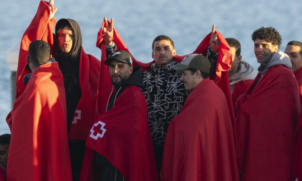 Salvamento Marítimo ha auxiliado este martes por la tarde en aguas al este de Lanzarote a 118 personas de origen subsahariano y magrebí que intentaban llegar a la isla en dos lanchas neumáticas. EFE/Adriel Perdomo