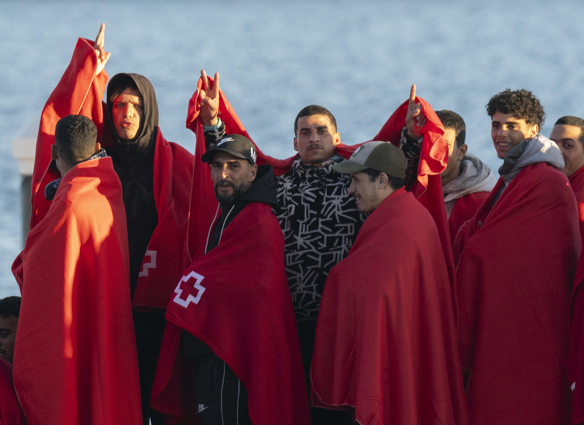 Salvamento Marítimo ha auxiliado este martes por la tarde en aguas al este de Lanzarote a 118 personas de origen subsahariano y magrebí que intentaban llegar a la isla en dos lanchas neumáticas. EFE/Adriel Perdomo