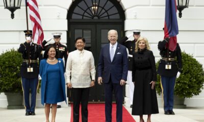 Foto de Archivo. Washington (United States), 01/05/2023.- US President Joe Biden (2-R) and First Lady Jill Biden (R) welcome President of the Philippines Ferdinand Marcos Jr. (2-L) and his wife Louise Araneta-Marcos (L) at the South Lawn of the White House, in Washington, DC, USA, 01 May 2023. The visit of Marcos Jr. to the White House occurs after the US and Philippines conducted war drills amidst tensions with China regarding Taiwan. (Filipinas, Estados Unidos) EFE/EPA/MICHAEL REYNOLDS / POOL