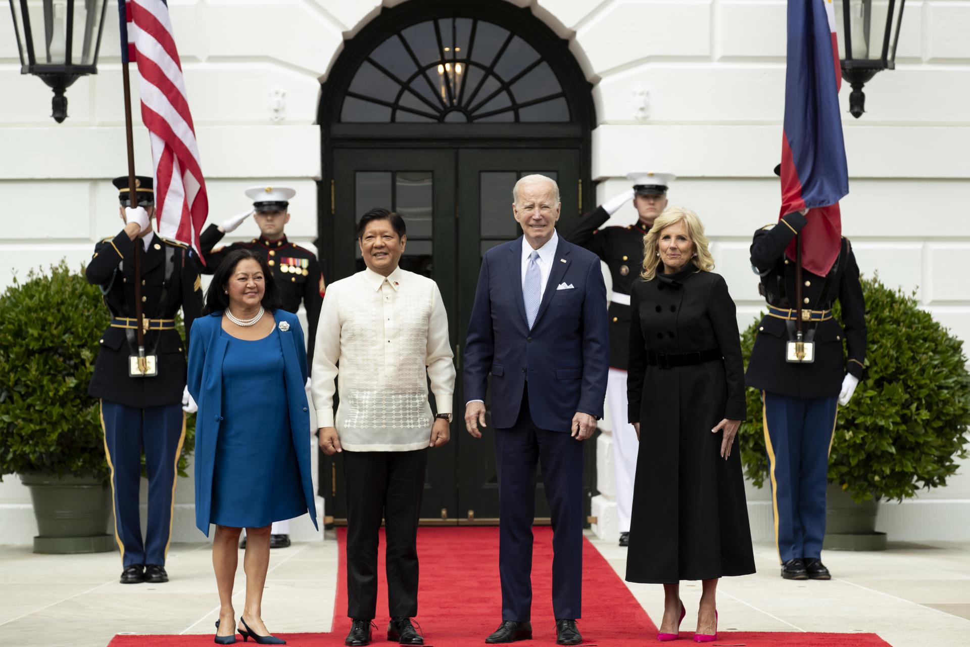 Foto de Archivo. Washington (United States), 01/05/2023.- US President Joe Biden (2-R) and First Lady Jill Biden (R) welcome President of the Philippines Ferdinand Marcos Jr. (2-L) and his wife Louise Araneta-Marcos (L) at the South Lawn of the White House, in Washington, DC, USA, 01 May 2023. The visit of Marcos Jr. to the White House occurs after the US and Philippines conducted war drills amidst tensions with China regarding Taiwan. (Filipinas, Estados Unidos) EFE/EPA/MICHAEL REYNOLDS / POOL