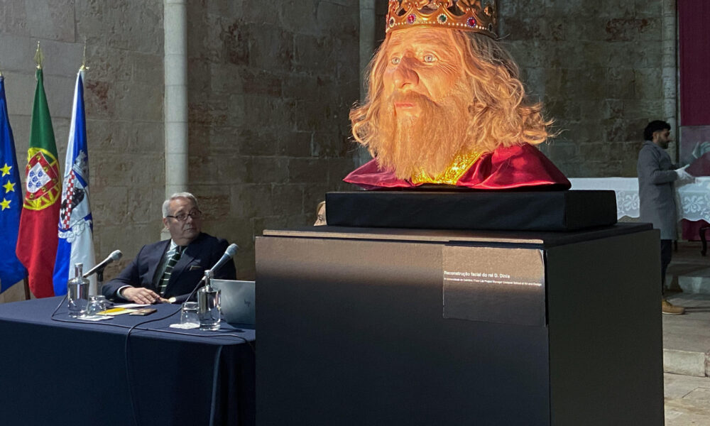 Presentación de una reconstrucción facial realizada con tecnología 3D del rey portugués Dionisio, este martes en Lisboa. El monarca Dionisio de Portugal (1261-1325) dejó un legado imborrable con la creación de la primera universidad de su país, pero también un misterio, el de su rostro, que un equipo de científicos ha resuelto al público este martes en el 700 aniversario de su muerte. Se trata de una reconstrucción facial realizada con tecnología 3D y que ha sido posible gracias al trabajo de cuatro años de arqueólogos, antropólogos e historiadores en el Monasterio de Odivelas (área metropolitana de Lisboa), donde descansa el monarca. EFE/ Carlos Caselles Calle