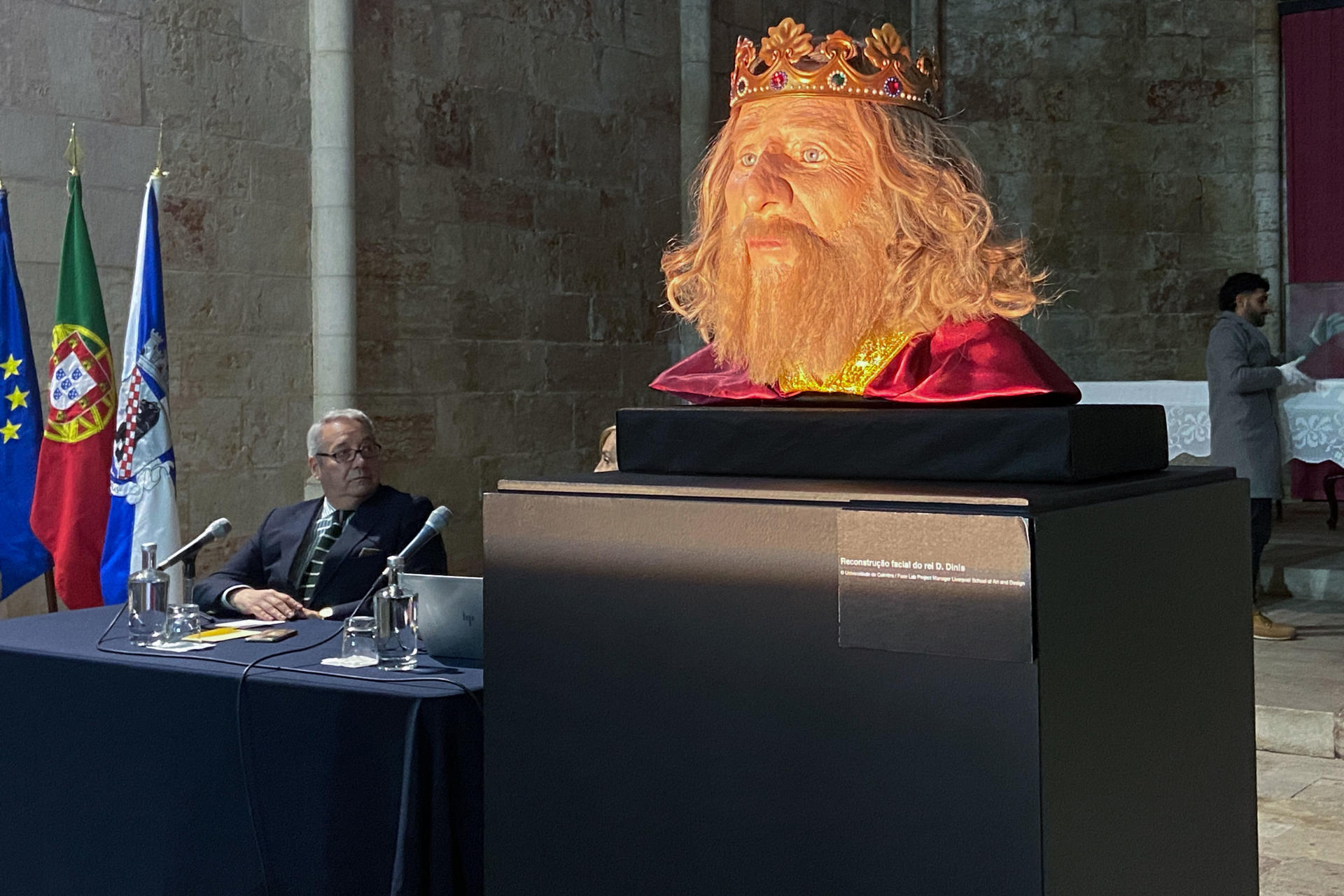 Presentación de una reconstrucción facial realizada con tecnología 3D del rey portugués Dionisio, este martes en Lisboa. El monarca Dionisio de Portugal (1261-1325) dejó un legado imborrable con la creación de la primera universidad de su país, pero también un misterio, el de su rostro, que un equipo de científicos ha resuelto al público este martes en el 700 aniversario de su muerte. Se trata de una reconstrucción facial realizada con tecnología 3D y que ha sido posible gracias al trabajo de cuatro años de arqueólogos, antropólogos e historiadores en el Monasterio de Odivelas (área metropolitana de Lisboa), donde descansa el monarca. EFE/ Carlos Caselles Calle