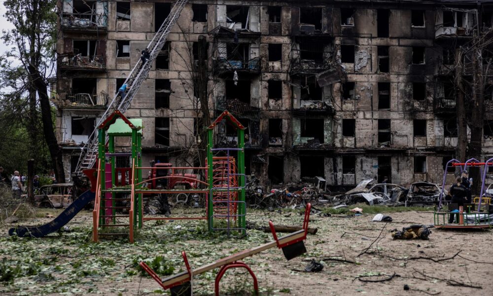 Imagen de archivo de un edificio de apartamentos alcanzado por un misil ruso en Krivi Rig, en la región de Dnipropetrovsk, Ucrania. EFE/EPA/STAS KOZLIUK