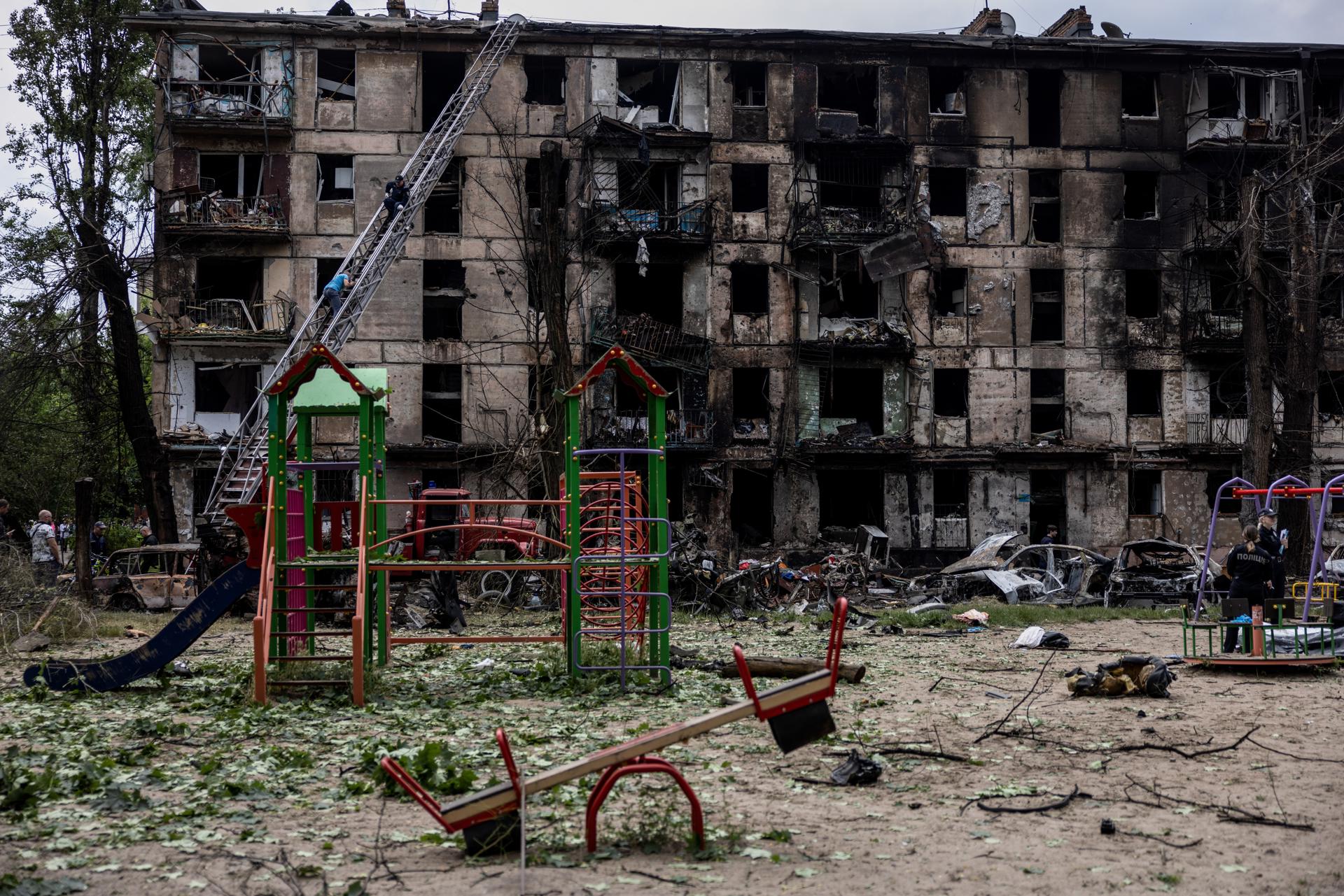 Imagen de archivo de un edificio de apartamentos alcanzado por un misil ruso en Krivi Rig, en la región de Dnipropetrovsk, Ucrania. EFE/EPA/STAS KOZLIUK