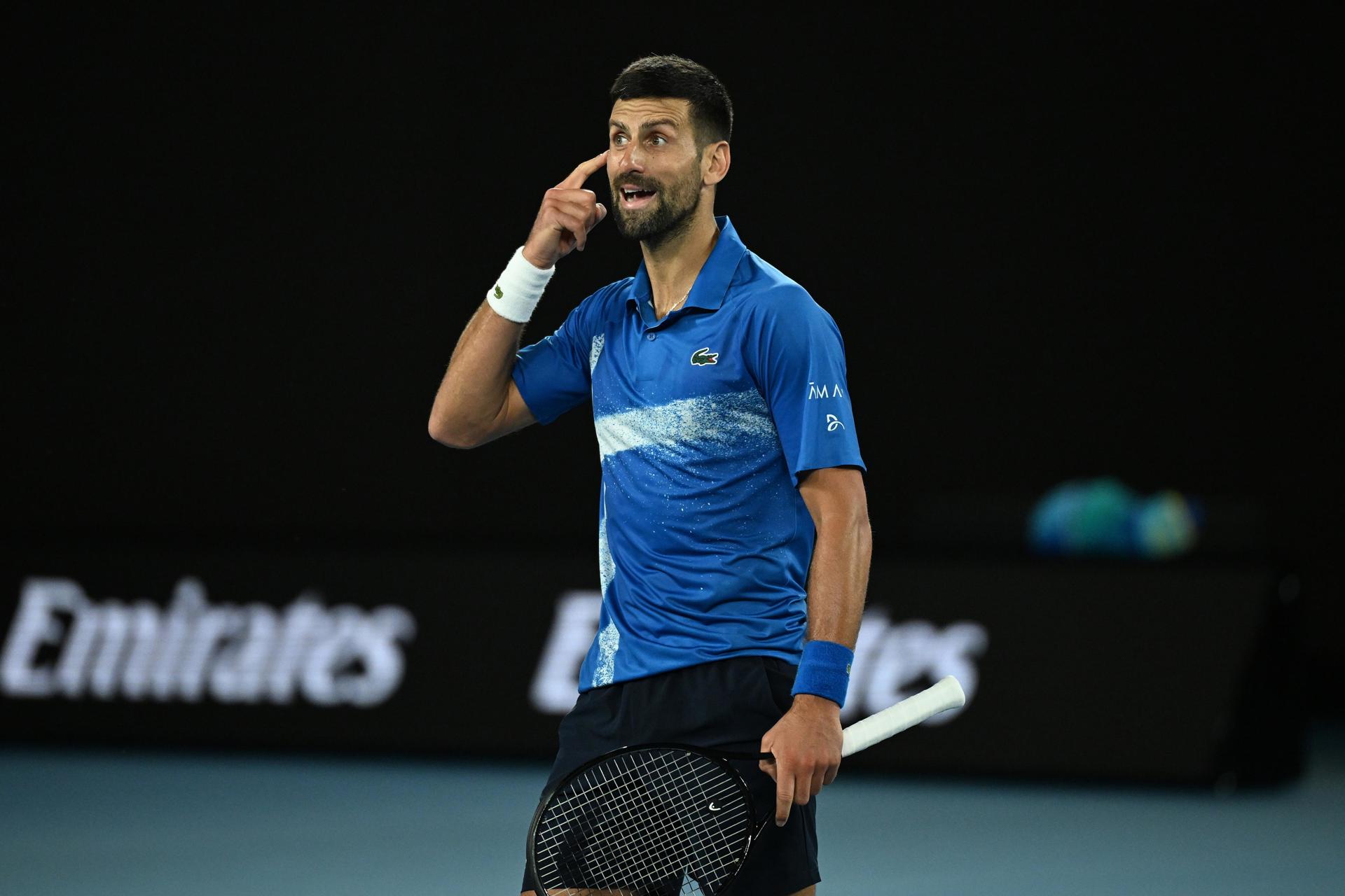 Melbourne (Australia), 19/01/2025.- Novak Djokovic of Serbia reacts during the Men's Singles round four match against Jiri Lehecka of the Czech Republic at the Australian Open tennis tournament in Melbourne, Australia, 19 January 2025. (Tenis, República Checa) EFE/EPA/JAMES ROSS AUSTRALIA AND NEW ZEALAND OUT