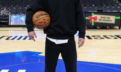 Dani Olmo, durante su visita al Fiserv Forum, pabellón de los Milwaukee Bucks de la NBA, en una foto de archivo. EFE/Cedida por Unique FC