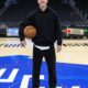 Dani Olmo, durante su visita al Fiserv Forum, pabellón de los Milwaukee Bucks de la NBA, en una foto de archivo. EFE/Cedida por Unique FC