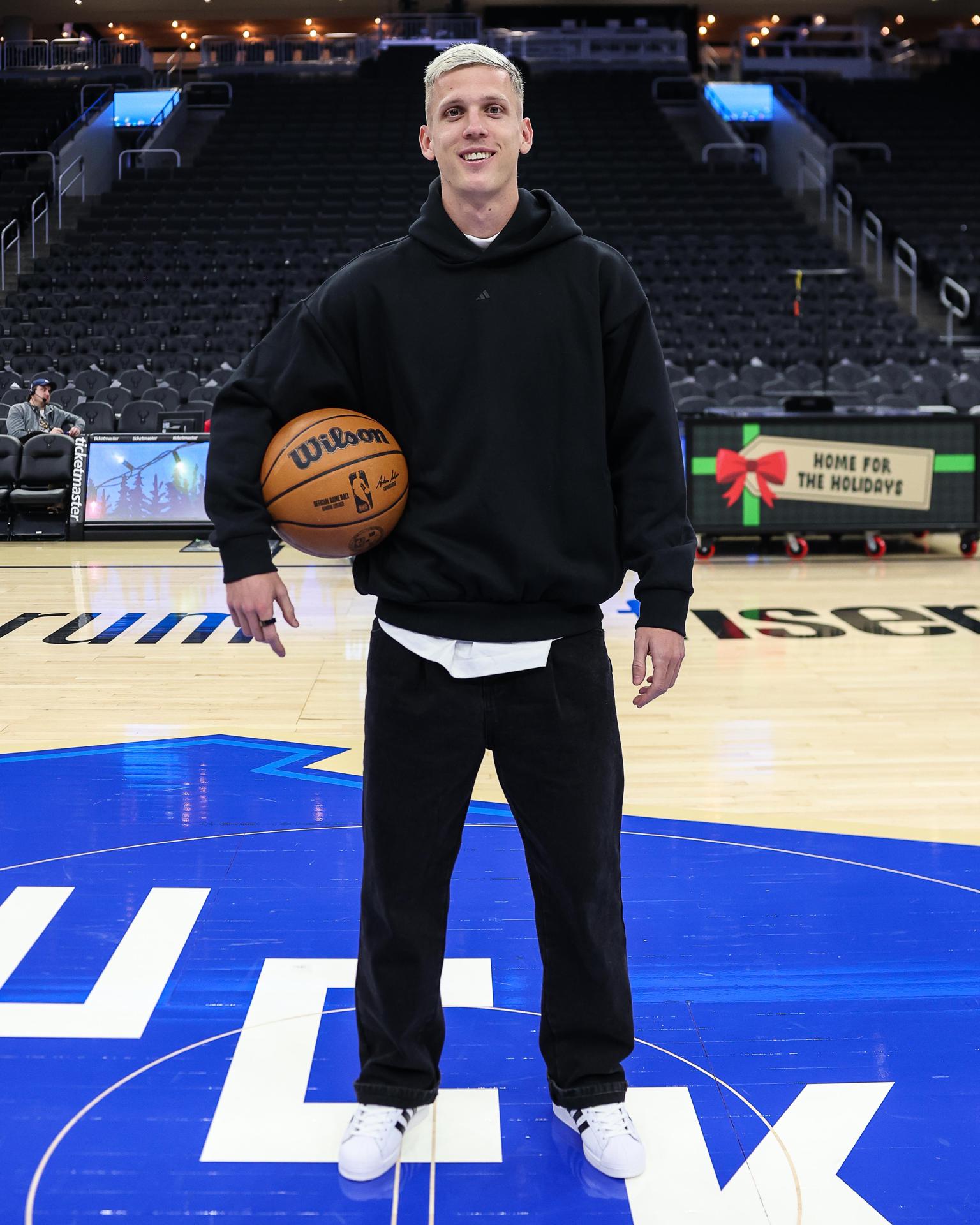 Dani Olmo, durante su visita al Fiserv Forum, pabellón de los Milwaukee Bucks de la NBA, en una foto de archivo. EFE/Cedida por Unique FC