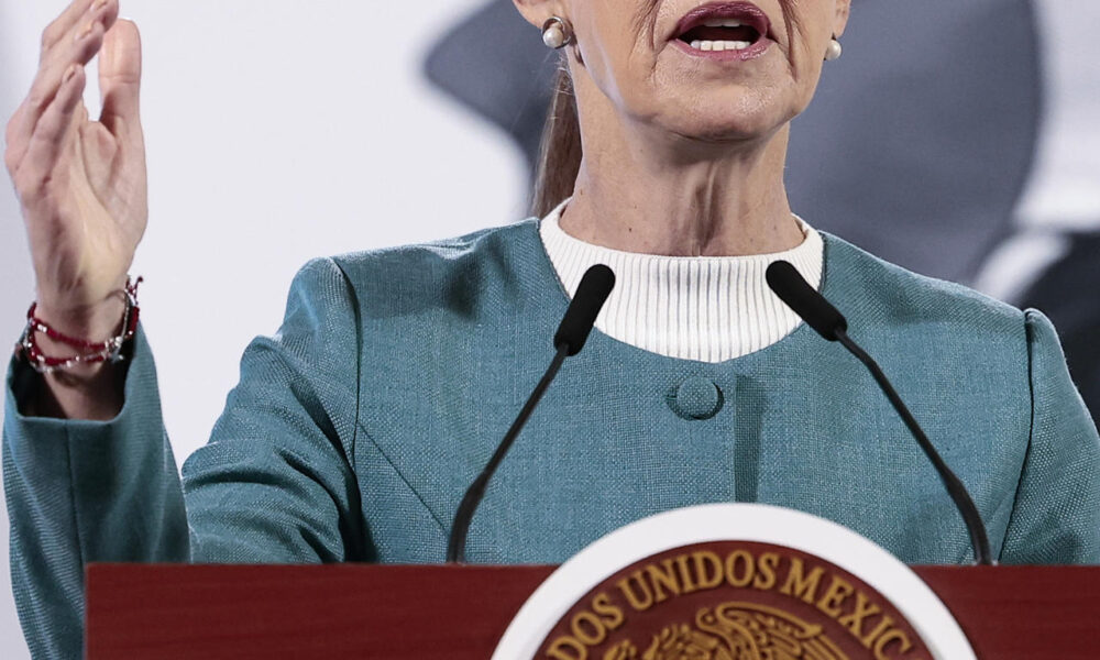 La presidenta de México, Claudia Sheinbaum, habla en una rueda de prensa este martes, en el Palacio Nacional en la Ciudad de México (México). EFE/ José Méndez