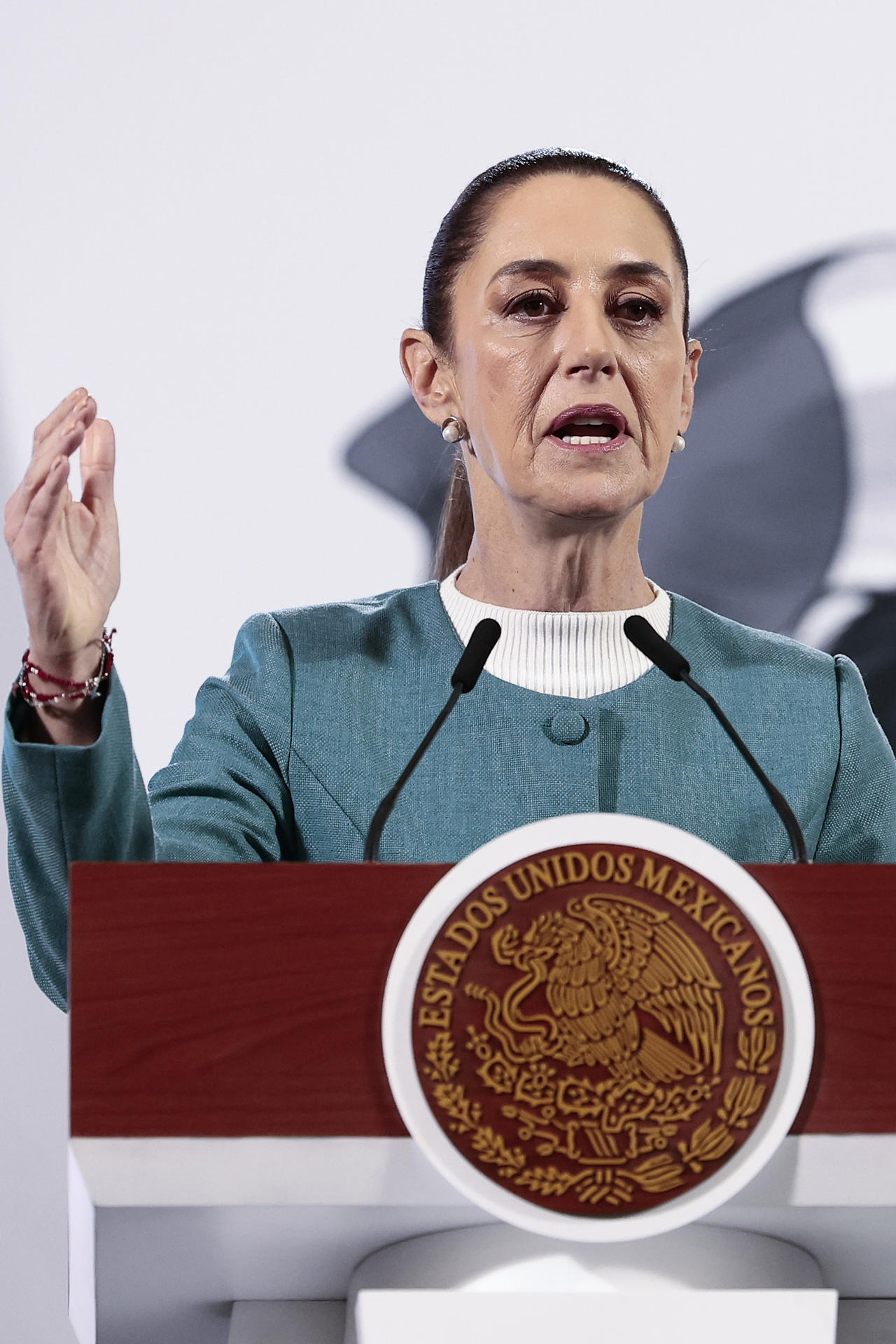 La presidenta de México, Claudia Sheinbaum, habla en una rueda de prensa este martes, en el Palacio Nacional en la Ciudad de México (México). EFE/ José Méndez