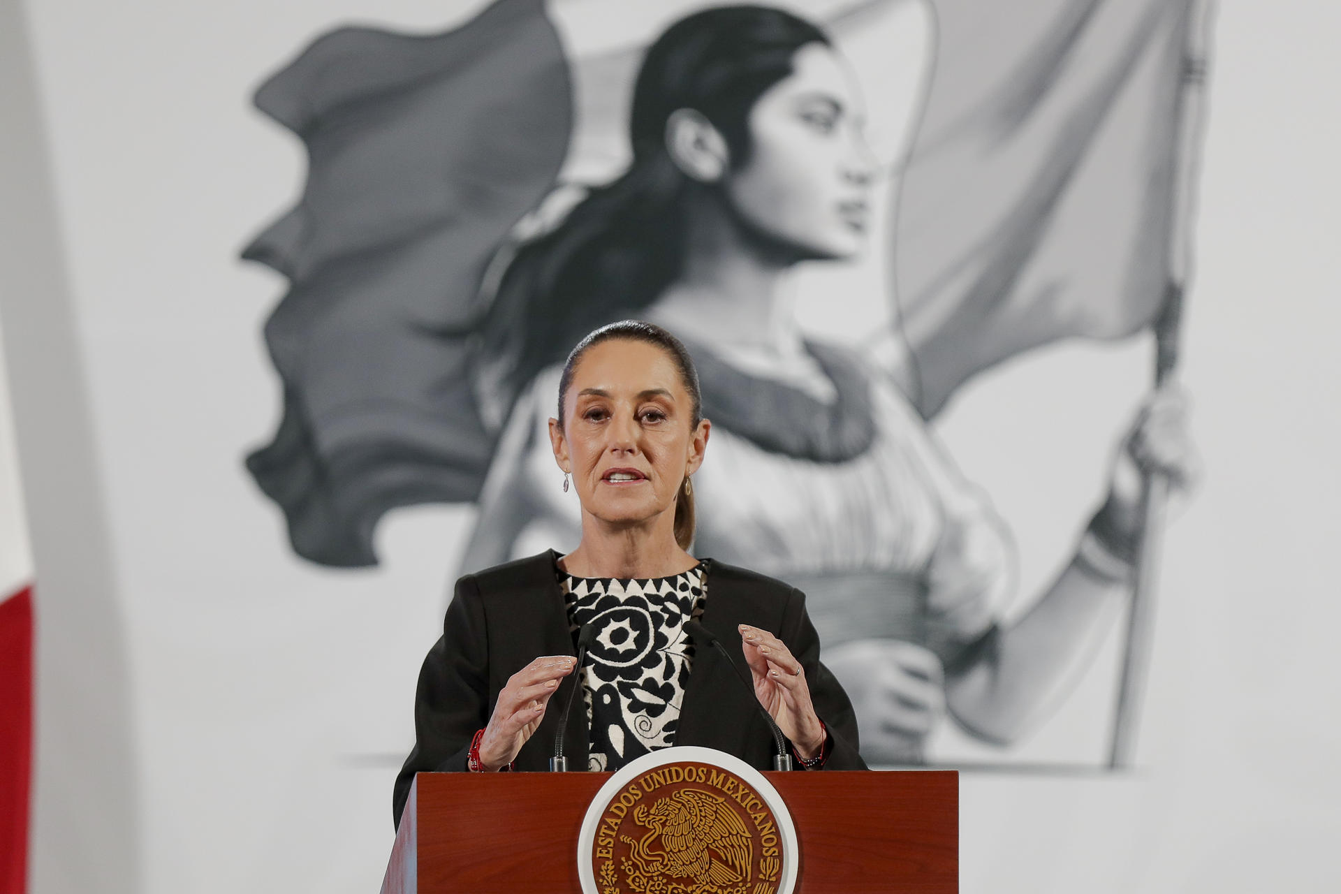 La presidenta de México, Claudia Sheinbaum, habla durante una rueda de prensa este martes, en el Palacio Nacional en Ciudad de México (México). EFE/ Isaac Esquivel