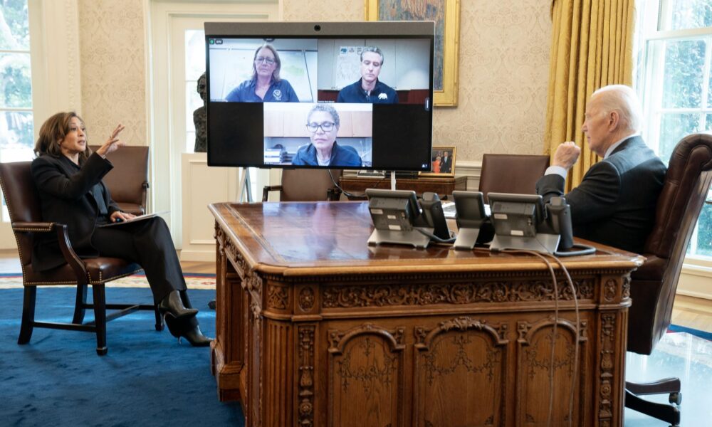 El presidente de Estados Unidos, Joe Biden (d), acompañado por la vicepresidenta Kamala Harris (i) y la asesora de Seguridad Nacional de la Casa Blanca, Liz Sherwood-Randall, y en la pantalla de video, el gobernador de California, Gavin Newson; la alcaldesa de Los Ángeles, Karen Bass, y la administradora de FEMA, Deanne Criswell, convoca a funcionarios clave para una sesión informativa sobre la respuesta federal a los incendios forestales en Los Ángeles en la Oficina Oval de la Casa Blanca en Washington, DC (EE.UU.). EFE/LEIGH VOGEL / POOL