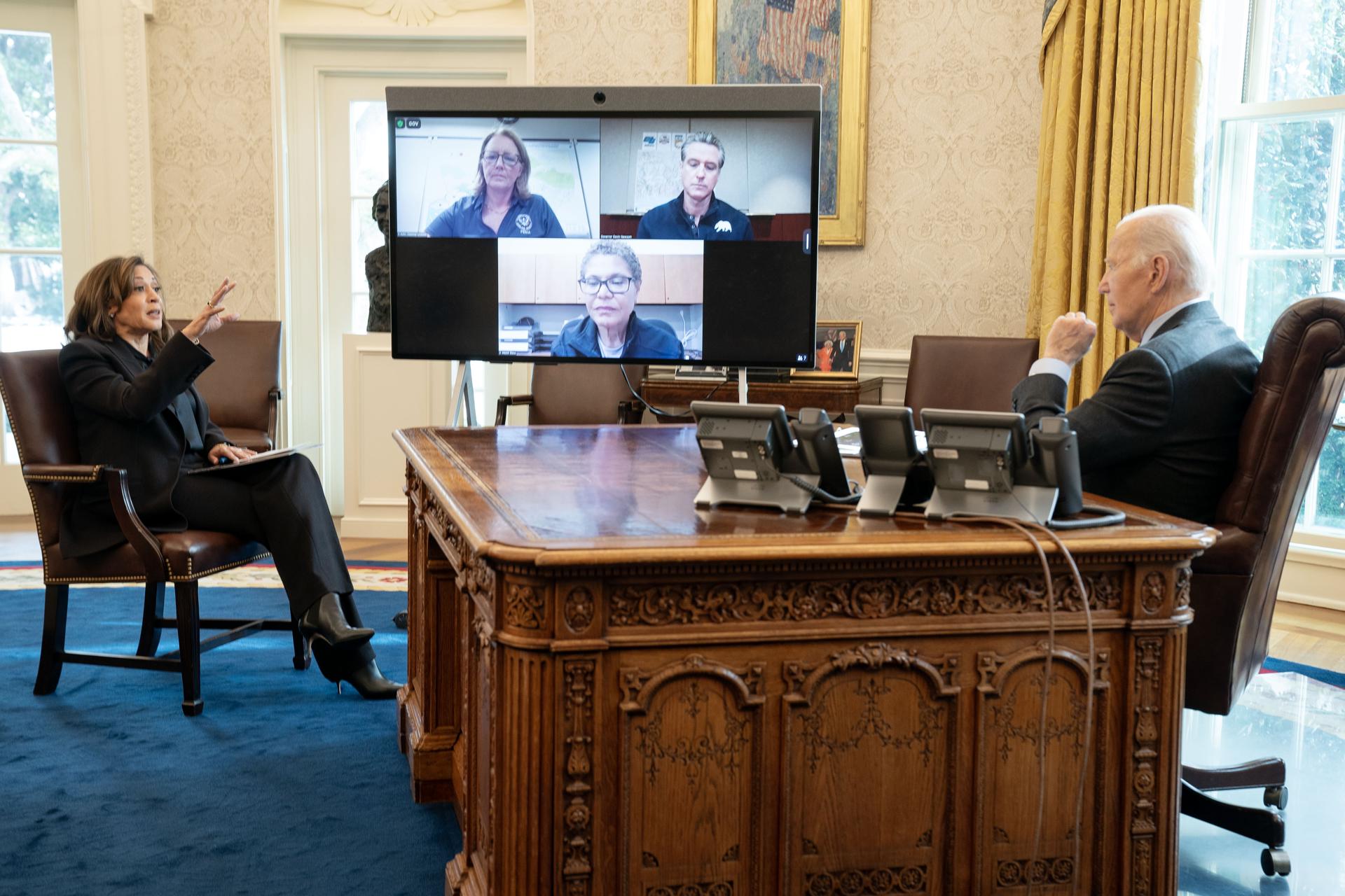 El presidente de Estados Unidos, Joe Biden (d), acompañado por la vicepresidenta Kamala Harris (i) y la asesora de Seguridad Nacional de la Casa Blanca, Liz Sherwood-Randall, y en la pantalla de video, el gobernador de California, Gavin Newson; la alcaldesa de Los Ángeles, Karen Bass, y la administradora de FEMA, Deanne Criswell, convoca a funcionarios clave para una sesión informativa sobre la respuesta federal a los incendios forestales en Los Ángeles en la Oficina Oval de la Casa Blanca en Washington, DC (EE.UU.). EFE/LEIGH VOGEL / POOL