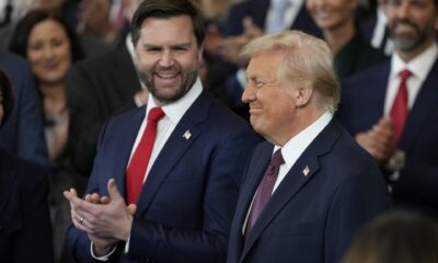 Fotografía del presidente de Estados Unidos, Donald Trum, junto al vicepresidente, JD Vance. EFE/Julia Demaree