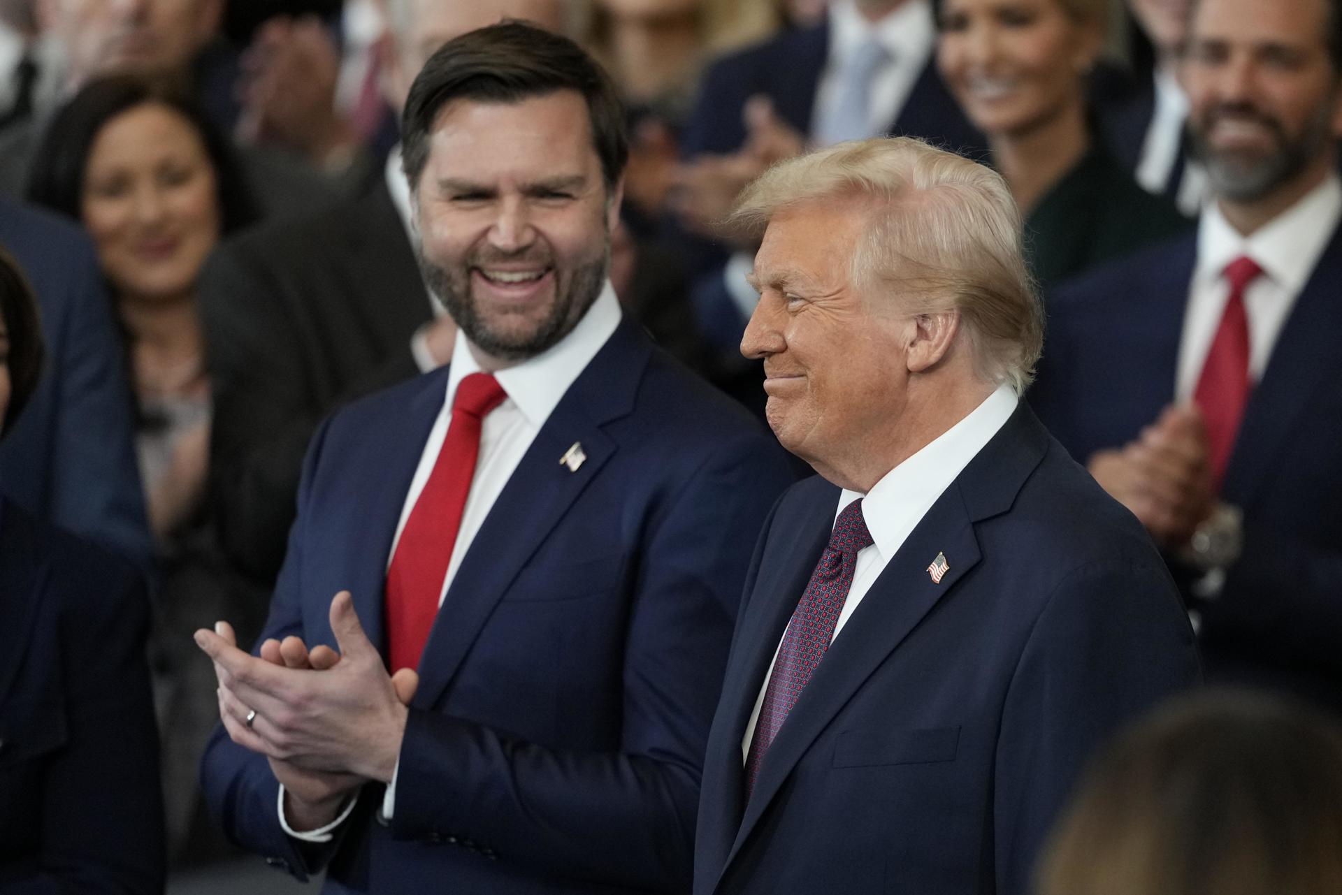 Fotografía del presidente de Estados Unidos, Donald Trum, junto al vicepresidente, JD Vance. EFE/Julia Demaree