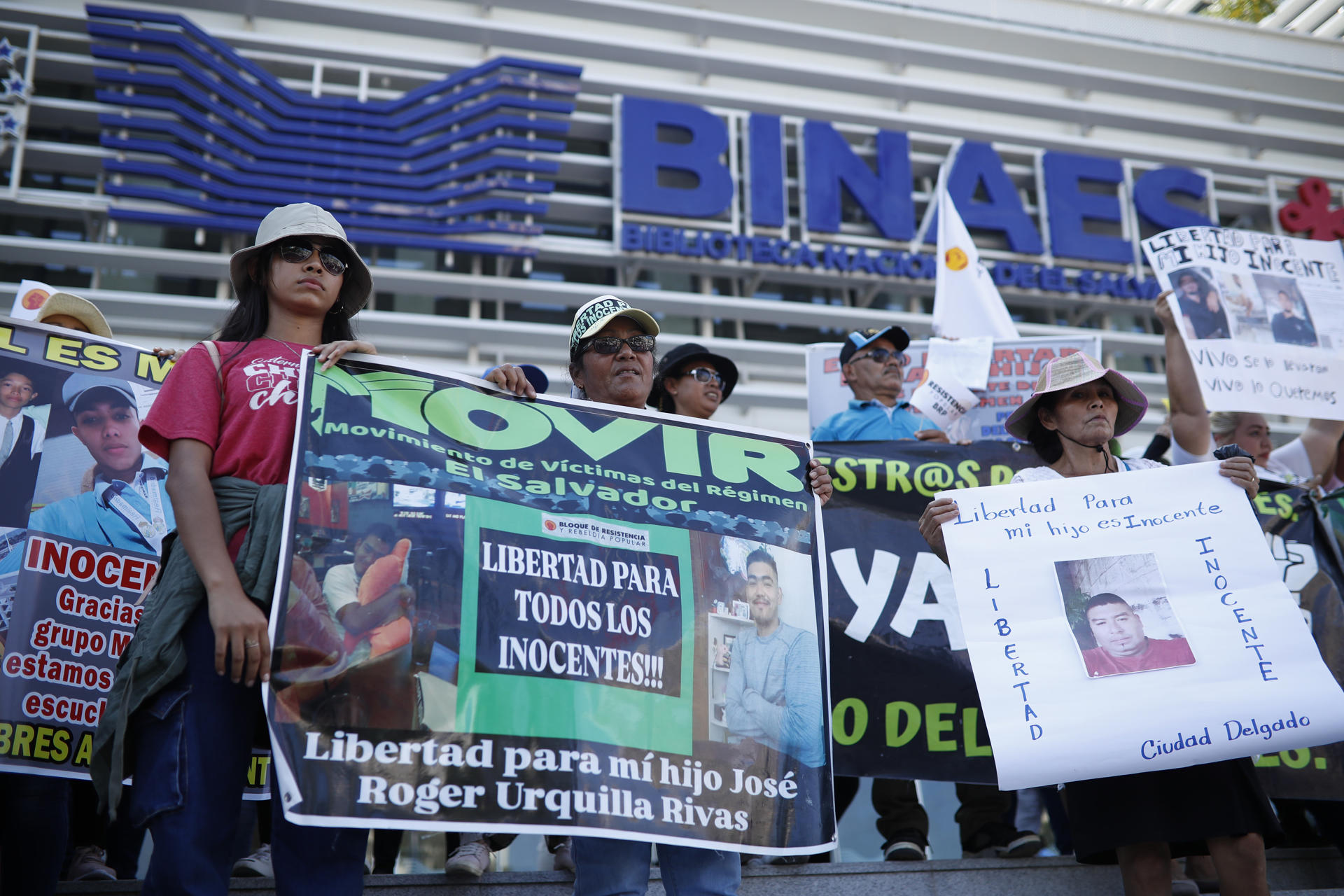 Un grupo de personas participa en una marcha este domingo, en San Salvador (El Salvador). EFE/ Rodrigo Sura